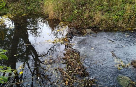 Brenderwasser - Schüttsteinwehr hinter einer Brücke unterhalb Heblos