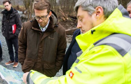 Dietzhölze – Staatssekretär M. Ruhl (M.) mit Planer O. Spohr Dietzhölze - Staatssekretär Ruhl (v.l) mit bei Baustellenbesichtigung